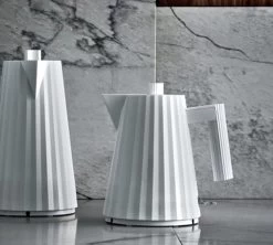 Bouilloire électrique 1L Plissé Blanche - ALESSI -Cafe Lux Magasin alessi bouilloire lifestyle2 2