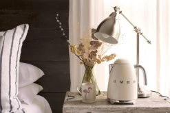 Bouilloire SMEG KLF03CREU Crème - 1.7L + Offre Cadeau -Cafe Lux Magasin creme simp amb