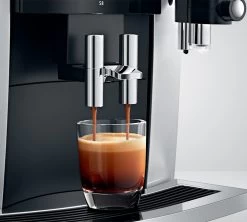 JURA S8 Moonlight Silver Smart Connect Inclus Garantie 3 Ans -Cafe Lux Magasin expresso broyeur s8 moonlight silver extraction ambiance