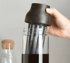 Carafe KINTO Capsule Marron Foncé 1L Pour Infusions à Froid -Cafe Lux Magasin kinto capsule noire 3