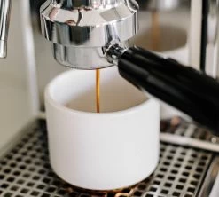 Tasse à Cappuccino - Monty Milk Art Blanc Mat 19 Cl - FELLOW -Cafe Lux Magasin lifestyle2 1