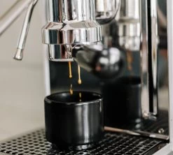 Tasse à Cappuccino - Monty Milk Art Noir Mat 19 Cl - FELLOW -Cafe Lux Magasin lifestyle3