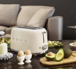 Grille-pain TSF02CREU 4 Tranches - Crème - SMEG -Cafe Lux Magasin scene smeg creme