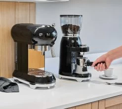 Moulin à Café SMEG Noir CGF01BLEU Années 50 -Cafe Lux Magasin smeg broyeur noir 4