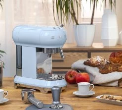 Set Petit-Déjeuner Machine Expresso ECF01PBEU Et Moulin à Café CGF01PBEU Bleu Azur - SMEG -Cafe Lux Magasin smeg machine