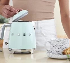 Mini Bouilloire SMEG - Vert D'eau - KLF05PGEU + Offre Cadeau -Cafe Lux Magasin smeg vert deau 2