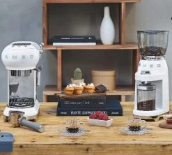 Set Petit-Déjeuner Machine Expresso ECF01WHEU Et Moulin à Café CGF01WHEU Blanc- SMEG -Cafe Lux Magasin visu smeg blanc